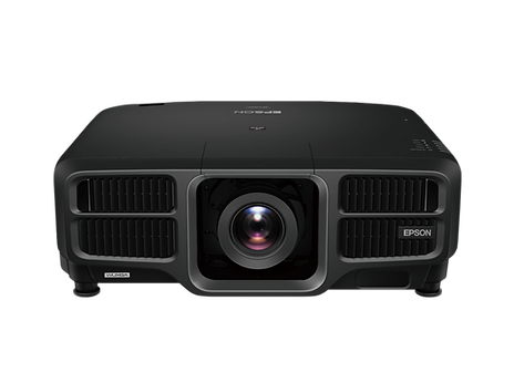 Schwarzer Epson-Projektor mit zentraler Linse, Lüftungsgittern an beiden Seiten und dem Epson-Logo auf der rechten Vorderseite. Das Gerät steht vor einem schlichten weißen Hintergrund.