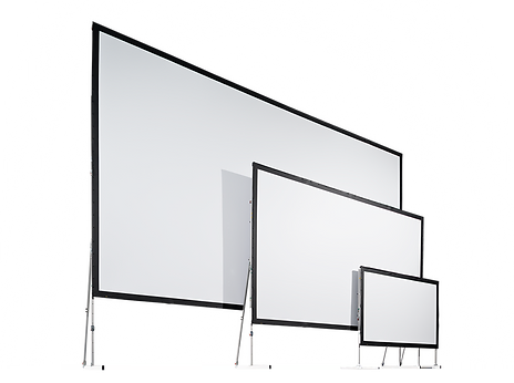 Drei Projektionsbildschirme unterschiedlicher Größe werden versetzt zueinander aufgestellt. Jeder Bildschirm ist rechteckig und wird von einem Stativ getragen. Er zeigt eine saubere, weiße Oberfläche vor einem schlichten Hintergrund.