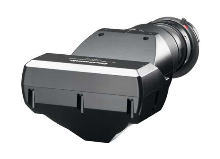 Ein professionelles Panasonic-Kameraobjektiv mit angebrachter rechteckiger Gegenlichtblende. Das Objektiv ist leicht nach unten geneigt und verfügt über mehrere Einstellringe entlang seiner Länge. Das Panasonic-Logo ist oben sichtbar.