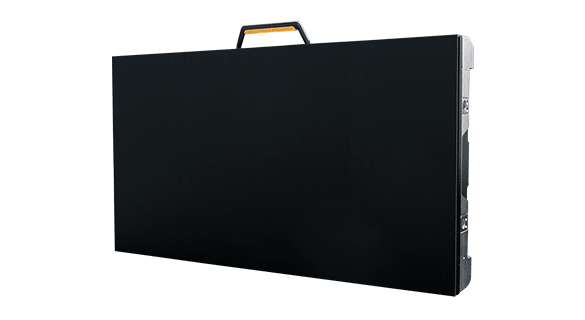 Ein rechteckiges schwarzes Gerät mit einem Griff an der Oberseite. Es scheint sich um das Gehäuse eines tragbaren elektronischen Geräts zu handeln, mit einer strukturierten Oberfläche und sichtbaren Seitenkanten.