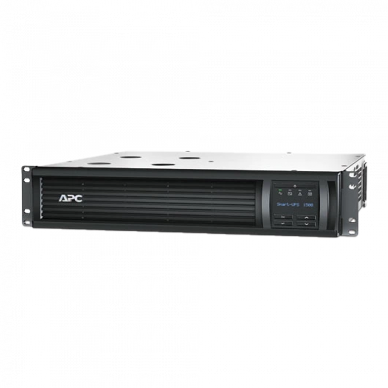 Eine schwarze APC Smart-UPS-Einheit mit einer digitalen Anzeige auf der Vorderseite, die für die Rackmontage konzipiert ist. Die Oberfläche verfügt über Lüftungsschlitze und ein Markenzeichen auf der linken Seite.