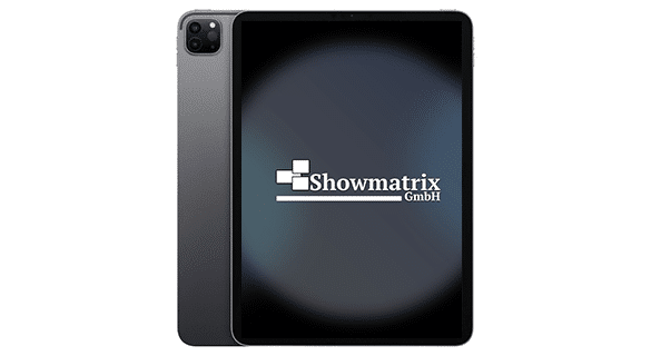 Ein Tablet, auf dessen Bildschirm das Logo der Showmatrix GmbH zu sehen ist. Das Gerät hat ein schlankes Design und verfügt über eine Kamera in der oberen linken Ecke. Dahinter ist teilweise ein weiteres identisches Tablet zu sehen.