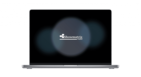 Laptop mit einem Bildschirm mit dem Logo „Showmatrix GmbH“ auf schwarzem Hintergrund mit verschwommenen kreisförmigen Lichteffekten.