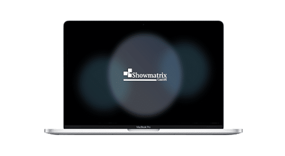 Ein Laptop mit einem dunklen Bildschirm und einem hellen, kreisförmigen Leuchten in der Mitte. Im Leuchten steht der Text „Showmatrix GmbH“ mit einem kleinen Logo links. Bei dem Laptop handelt es sich um ein MacBook Pro, wie aus dem Etikett an der Vorderkante ersichtlich ist.