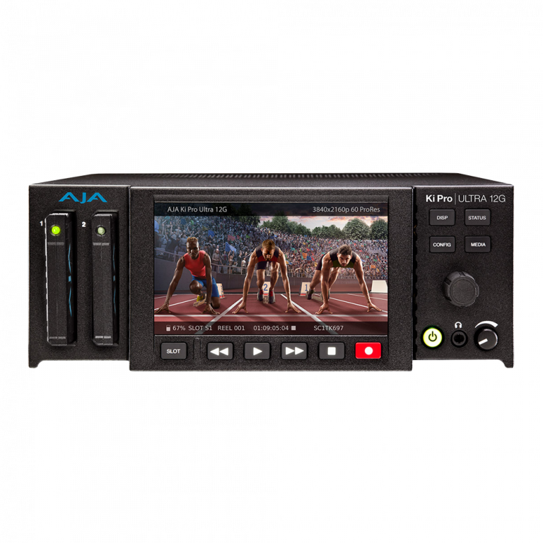 Aufnahmegerät, das auf seinem Bildschirm ein Video von zwei Athleten zeigt, die ein Rennen starten. Das Gerät hat zwei Schlitze auf der linken Seite, Bedientasten unter dem Bildschirm und einen Drehknopf auf der rechten Seite. Oben links ist der Markenname „AJA“ zu sehen.