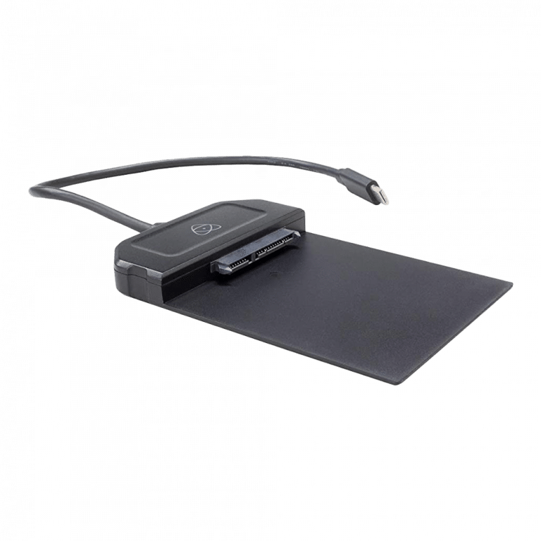 Ein schwarzer externer Festplattenadapter mit SATA-Anschluss und angeschlossenem USB-Kabel. Der Adapter ist auf einem transparenten Hintergrund angewinkelt, was sein schlankes und kompaktes Design hervorhebt.