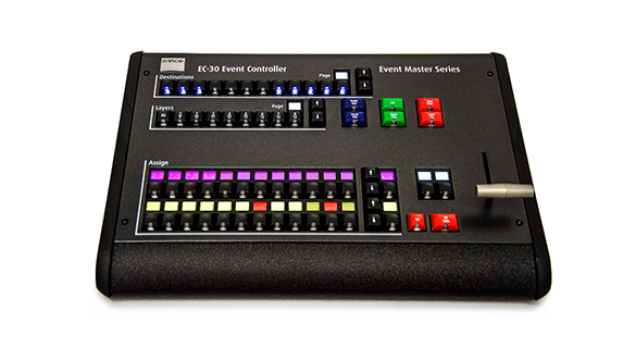 Ein schwarzer EC-30-Event-Controller mit zahlreichen Tasten, Schiebereglern und Steuerknöpfen. Er ist Teil der Event Master-Serie und mit verschiedenfarbigen Tasten gekennzeichnet, die jeweils unterschiedliche Beschriftungen und Funktionen für die Eventverwaltung haben.