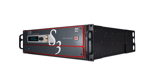 Ein schwarz-graues Rack-Gerät mit „Event Master“ und „4K“ auf der Vorderseite, mit Bedientasten, Anschlüssen und einem kleinen Bildschirm. Es hat rote Akzente und Griffe auf beiden Seiten.
