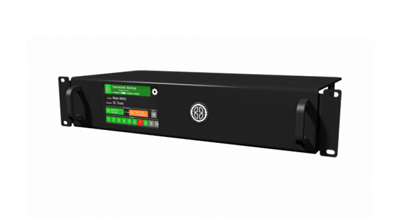 Rechteckiges schwarzes elektronisches Gerät mit Griffen an beiden Seiten und einem digitalen Anzeigefeld, auf dem Text und Grafiken in Grün und Orange angezeigt werden. In der Mitte der Vorderseite befindet sich ein rundes Logo. Das Gerät ist für die Rackmontage vorgesehen.