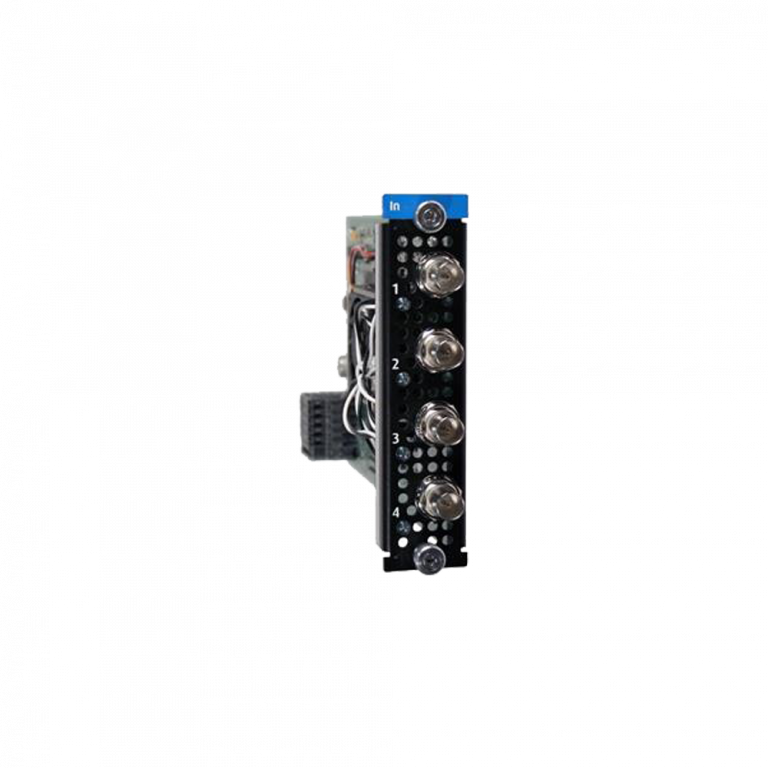 Nahaufnahme einer elektronischen Gerätetafel mit vier Koaxialsteckern, die mit 0 bis 3 beschriftet sind. Der obere Abschnitt ist mit „In“ auf einem blauen Streifen beschriftet. Auf der linken Seite sind mehrere Kabel und interne Komponenten sichtbar.