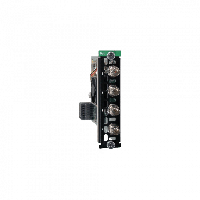 Eine Nahaufnahme eines elektronischen Geräts mit einer Reihe von vier metallischen Anschlüssen, die mit 1 bis 4 auf einer schwarzen Platte beschriftet sind. Oben ist das Wort „Out“ zu sehen. Vor einem grünen Hintergrund sind hinter der Platte teilweise Drähte sichtbar.