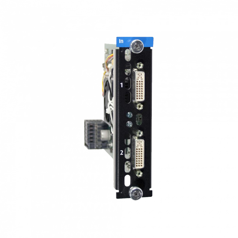 Rückansicht einer schwarzen Computergrafikkarte mit zwei DVI-Anschlüssen mit den Bezeichnungen „1“ und „2“ auf einer vertikalen Blende. Die Oberseite der Blende ist mit einem blauen Etikett mit der Aufschrift „In“ gekennzeichnet. Zu den sichtbaren internen Komponenten gehören Kabel und Anschlüsse.