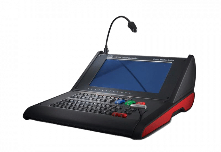 Eine schwarz-rote elektronische Konsole mit großem Bildschirm, zahlreichen Tasten und eingebautem Schwanenhalsmikrofon. Das Gerät ist schlank und eckig und wird wahrscheinlich zur Steuerung oder Verwaltung von Veranstaltungen oder audiovisuellen Geräten verwendet.