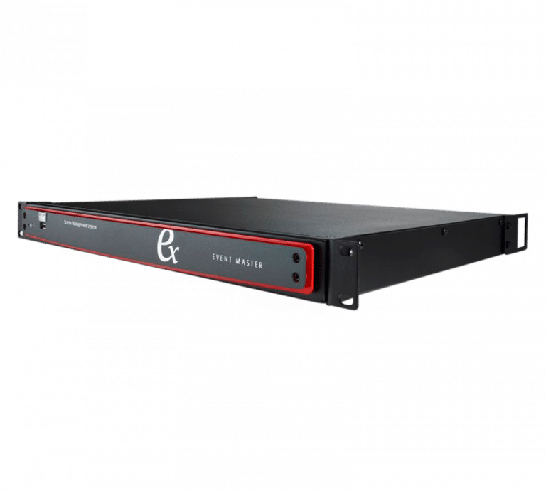 Schwarzes audiovisuelles Rack-Gerät mit orangefarbener Umrandung und der Aufschrift „Event Master“. Das Gerät verfügt über Griffe an der Vorderseite zur einfachen Montage in einem Rack-System.