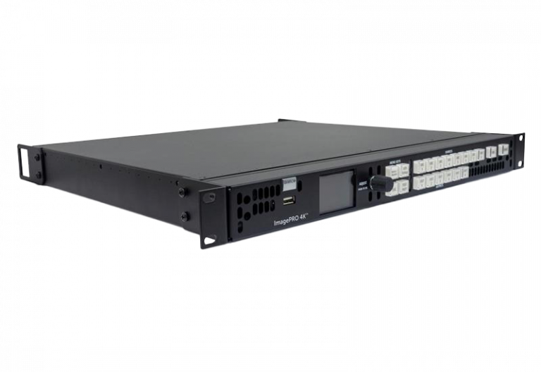 Ein schwarzer, im Rack montierter Videoprozessor mit Tasten, einem Anzeigebildschirm, USB-Anschlüssen und Belüftungslöchern auf der Vorderseite mit der Aufschrift „ImagePRO-4K“. Er ist schräg vor einem weißen Hintergrund positioniert.