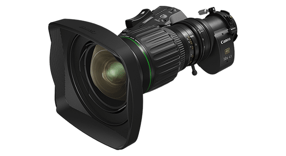 Nahaufnahme eines professionellen Canon-Videokameraobjektivs mit breiter, quadratischer Gegenlichtblende und großem Zoomring. Das Objektiv hat ein schlankes Design mit schwarzer Außenseite und grünen Akzentlinien.