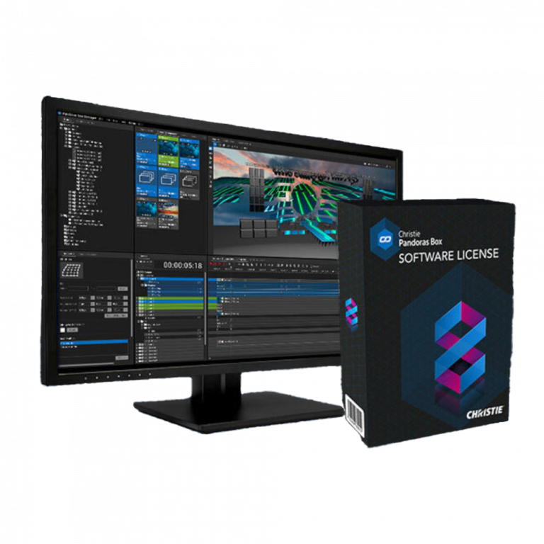 Auf einem Breitbildmonitor wird eine Videobearbeitungssoftware mit 3D-Oberfläche angezeigt. Vor dem Monitor steht ein Feld mit der Aufschrift „Christie Pandoras Box Software License“, das lebendige geometrische Grafiken zeigt.