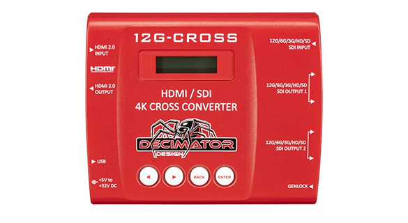 Rotes 12G-CROSS 4K-Cross-Konvertergerät mit digitalem Bildschirm. Verfügt über mehrere HDMI- und SDI-Ein- und Ausgänge, USB-Anschluss, Stromeingang und Steuertasten mit den Beschriftungen „Zurück“, „Eingabe“ und „Auf/Ab“. Der Markentext lautet „DECIMATOR DESIGN“.