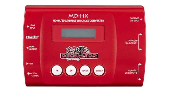 Roter MD-HX HDMI/SDI-Cross-Konverter von Decimator Design mit mehreren Anschlüssen: HDMI, SDI-Eingang/Ausgang, USB und Stromeingang. Die Vorderseite verfügt über ein kleines Display und vier Tasten mit den Beschriftungen „Auf“, „Ab“, „Zurück“ und „Eingabe“.