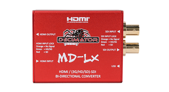 Bild eines roten bidirektionalen Konverters Decimator MD-LX. Das Gerät verfügt über HDMI- und SDI-Ein-/Ausgang, LED-Anzeigen für die Signalsperre und einen USB-Anschluss. Das Markenlogo und der Modellname sind deutlich auf der Oberseite zu sehen.
