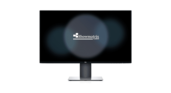 Ein schwarzer Computermonitor mit dem Logo „Showmatrix GmbH“ auf dem Bildschirm. Der Monitor hat ein schlankes, modernes Design mit rechteckigem Sockel.