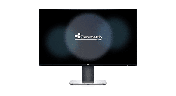 Ein schwarzer Computermonitor mit silbernem rechteckigen Sockel. In der Mitte des Bildschirms ist auf dunklem Hintergrund ein Logo mit dem Text „Showmatrix GmbH“ zu sehen.