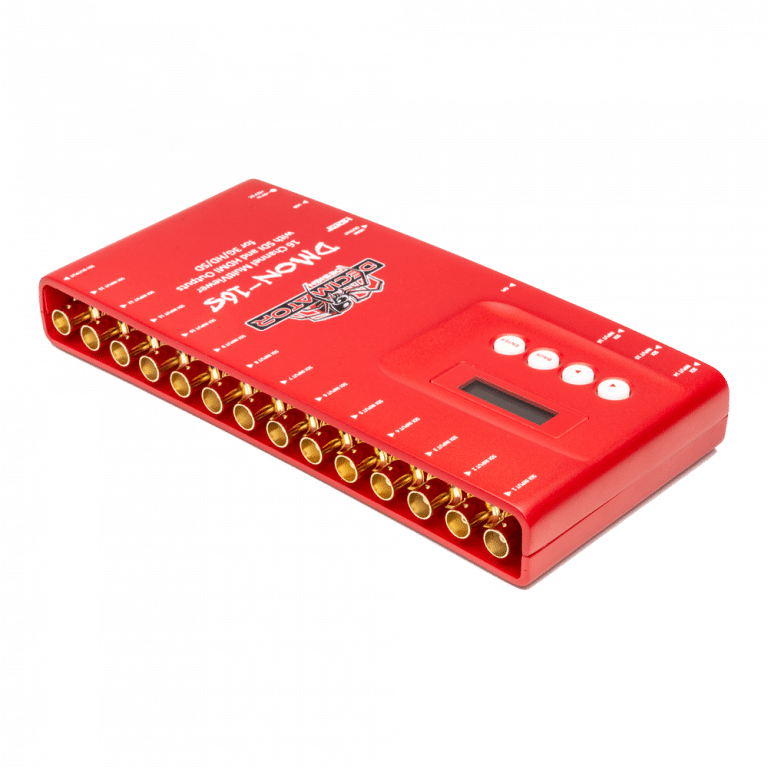 Ein rotes elektronisches Gerät mit mehreren goldfarbenen runden Anschlüssen auf einer Seite und der Aufschrift „DTECH-14S“. Es verfügt über eine digitale Anzeige und vier weiße Tasten auf der Oberseite sowie mehrere aufgedruckte Beschriftungen und Logos.