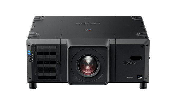 Vorderansicht eines schwarzen Epson-Projektors mit großer zentraler Linse. Auf der linken Seite sind verschiedene Tasten und Anschlüsse sichtbar. Der Projektor trägt das Epson-Logo und ist für den professionellen oder Heimkino-Einsatz konzipiert.