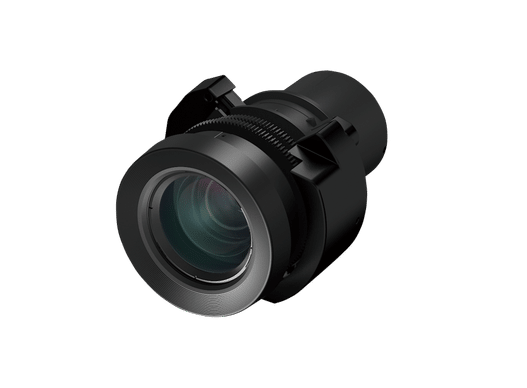 Eine Nahaufnahme eines schwarzen Kameraobjektivs mit sichtbaren Rillen und Rillen am Gehäuse. Das Glas an der Vorderseite reflektiert Licht und das Objektiv ist vor einem schlichten weißen Hintergrund angebracht.