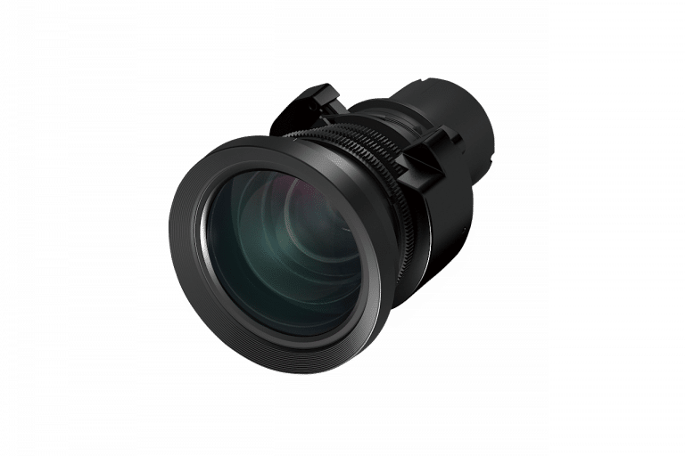 Nahaufnahme eines schwarzen Kameraobjektivs mit sichtbaren Glaselementen und detaillierten Rillen um den Zylinder, vor einem schlichten weißen Hintergrund.
