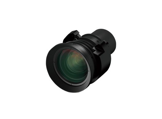 Ein schwarzes Kamera-Zoomobjektiv mit geriffeltem Fokussierring und reflektierenden Glaselementen vor einem schlichten weißen Hintergrund.