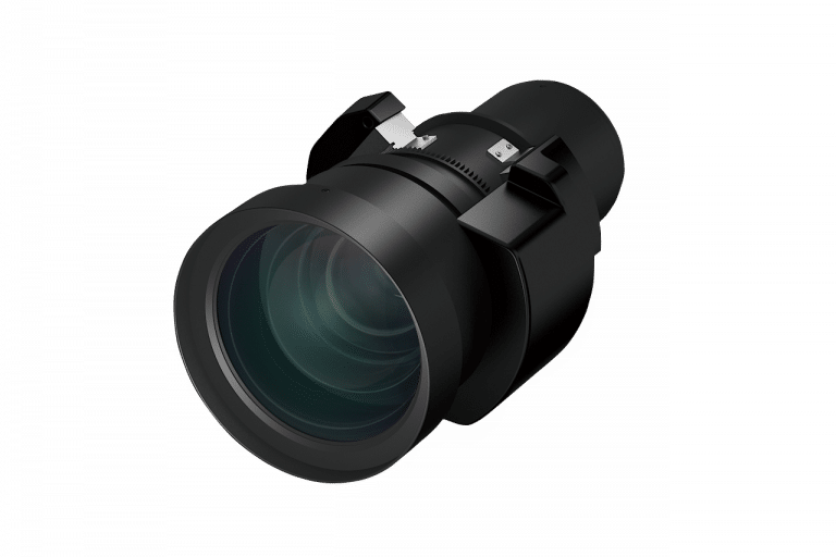 Ein schwarzes Kameraobjektiv isoliert auf einem schlichten weißen Hintergrund. Das Objektiv hat sichtbare Einstellringe und ein schlankes, zylindrisches Design.