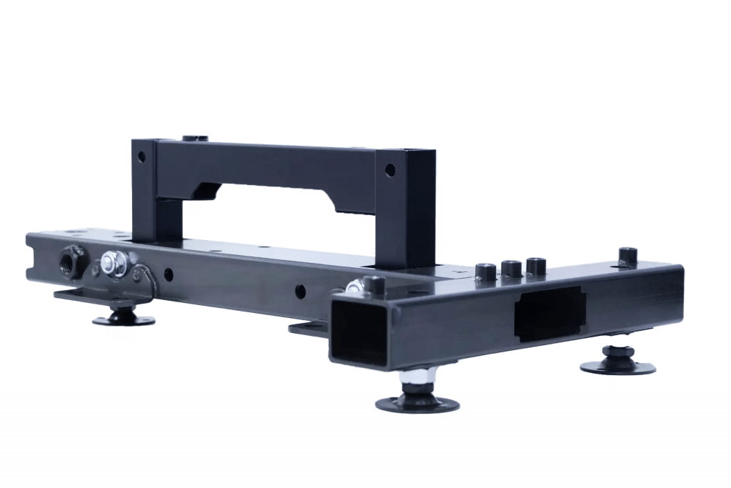 Schwarze Metallhalterung mit mehreren Löchern, verstellbaren Komponenten und Saugnapffüßen. Das Design scheint zum Sichern oder Stützen von Geräten zu dienen und wird vor einem schlichten weißen Hintergrund gezeigt.