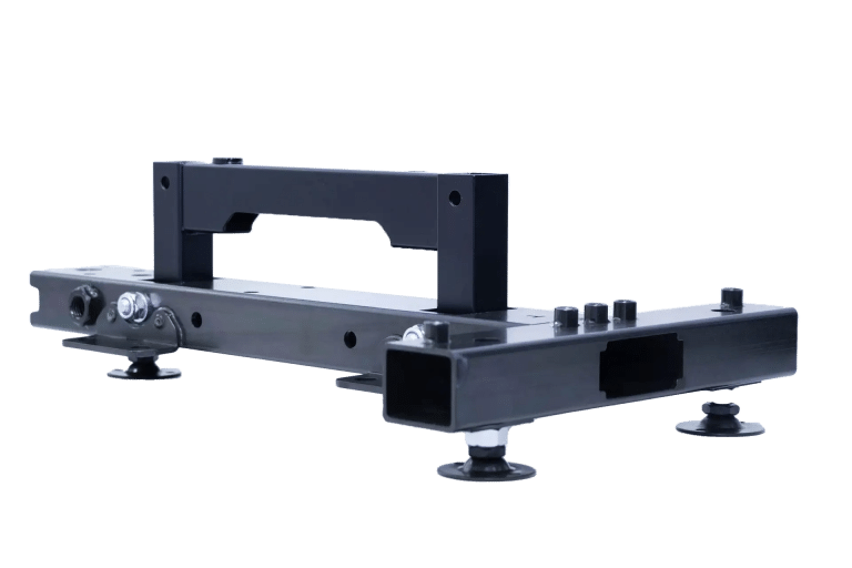 Schwarze Metallhalterung mit mehreren Löchern, verstellbaren Komponenten und Saugnapffüßen. Das Design scheint zum Sichern oder Stützen von Geräten zu dienen und wird vor einem schlichten weißen Hintergrund gezeigt.