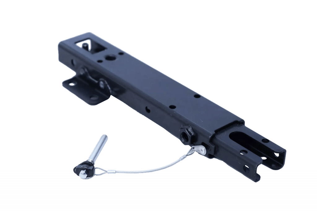 Schwarze Anhängerkupplung aus Metall mit Stiftbefestigung. Sie verfügt über Bolzenlöcher zur Befestigung und einen offenen Abschnitt zum Einstecken einer Anhängerkupplung. Der Stift ist mit einem Kabel gesichert, um Verlust zu verhindern. Der Hintergrund ist leer.