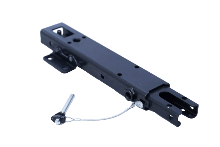 Schwarze Anhängerkupplung aus Metall mit Stiftbefestigung. Sie verfügt über Bolzenlöcher zur Befestigung und einen offenen Abschnitt zum Einstecken einer Anhängerkupplung. Der Stift ist mit einem Kabel gesichert, um Verlust zu verhindern. Der Hintergrund ist leer.