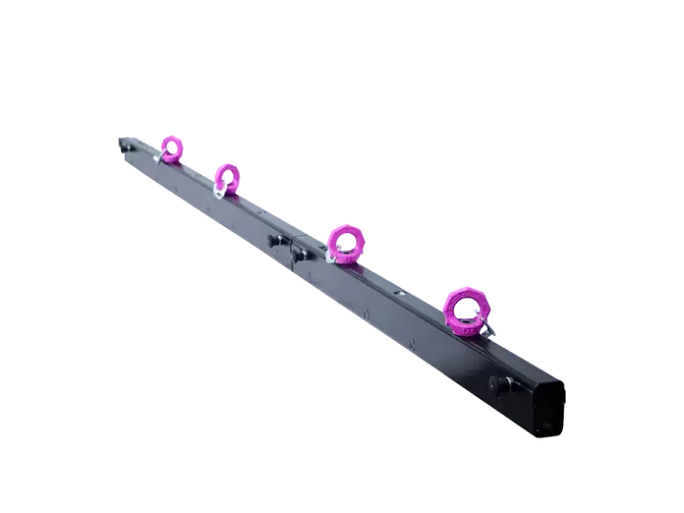 Eine lange, dünne schwarze Metallstange mit fünf gleichmäßig verteilten violetten runden Rollen entlang ihrer Länge, vor einem schlichten schwarzen Hintergrund.