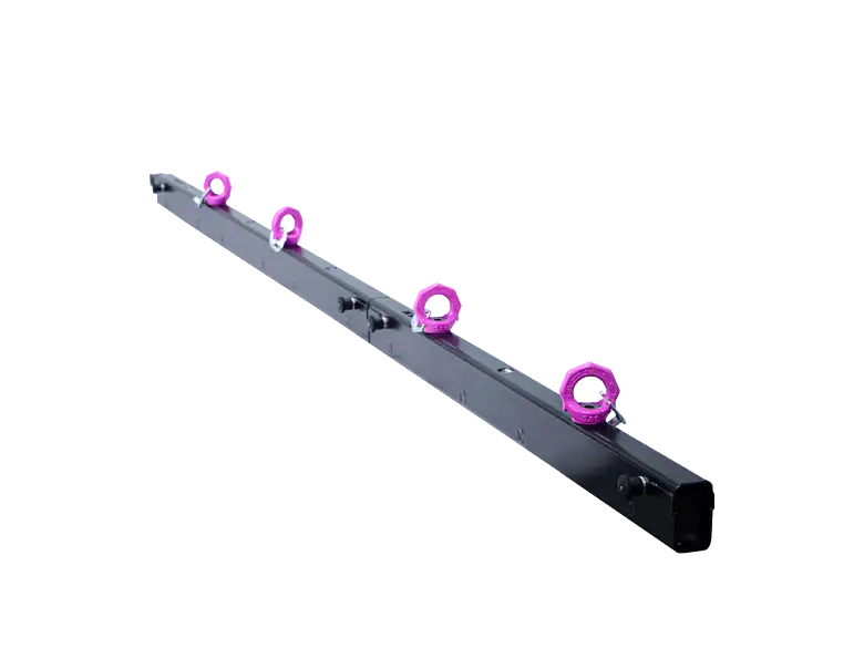 Eine lange, dünne schwarze Metallstange mit fünf gleichmäßig verteilten violetten runden Rollen entlang ihrer Länge, vor einem schlichten schwarzen Hintergrund.