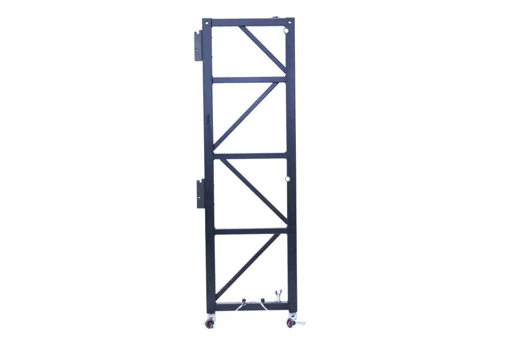 Hohe Metallkonstruktion auf Rädern, bestehend aus einem vertikalen rechteckigen Rahmen mit diagonalen Querstreben. Der Rahmen ist schwarz und minimalistisch.