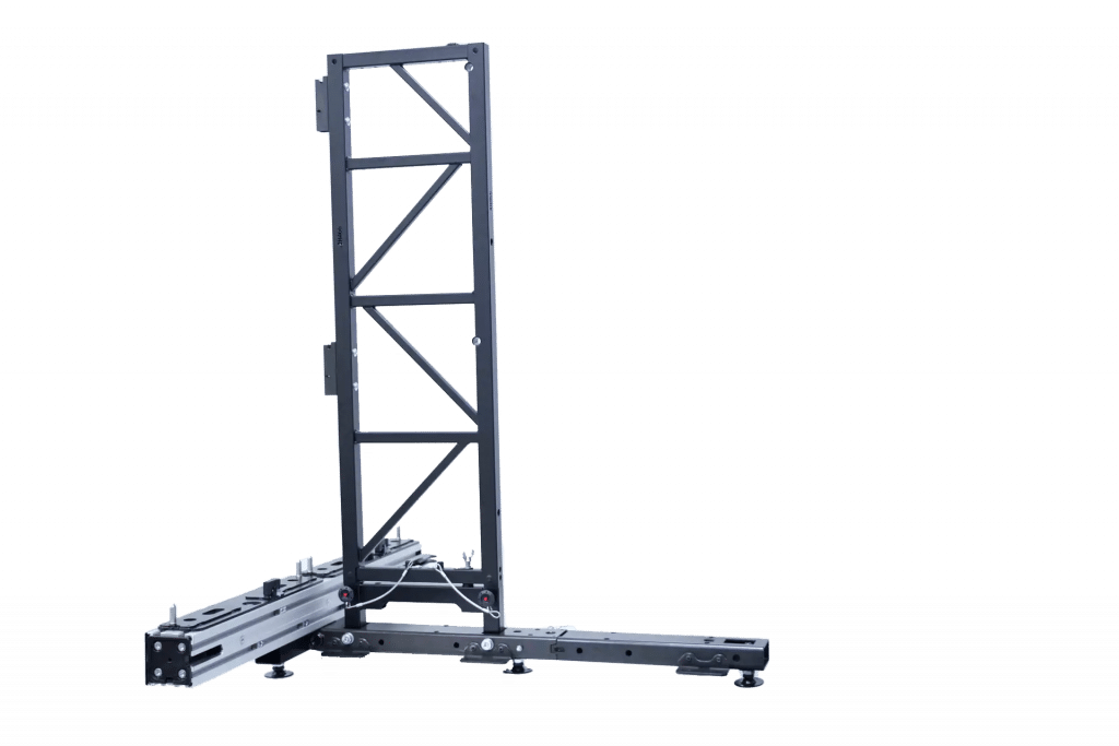 Eine Metallrahmenkonstruktion mit vertikaler Stütze und horizontaler Basis. Das Design umfasst diagonale Querstreben, Stützwinkel und verstellbare Standbeine. Der Rahmen ist auf einem transparenten Hintergrund isoliert.