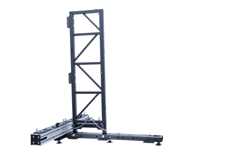 Eine Metallrahmenkonstruktion mit vertikaler Stütze und horizontaler Basis. Das Design umfasst diagonale Querstreben, Stützwinkel und verstellbare Standbeine. Der Rahmen ist auf einem transparenten Hintergrund isoliert.