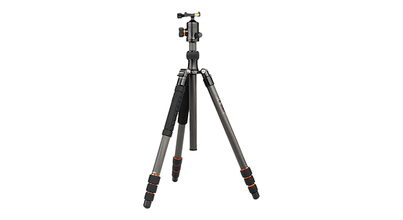 Ein schwarz-silbernes Kamerastativ mit verstellbaren Beinen und einem Kugelkopf. Die Beine haben drei Segmente mit orangefarbenen Akzenten. Die Mittelsäule ist ausziehbar und an zwei Beinen sind Schaumstoffgriffe sichtbar.