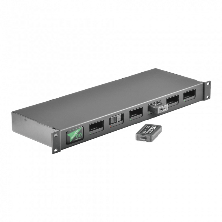 Ein graues elektronisches Rackmount-Gerät mit mehreren USB-Anschlüssen und -Anschlüssen. Es hat Etiketten, darunter ein „ECO“-Logo, und davor einen abnehmbaren Abschnitt auf weißem Hintergrund.