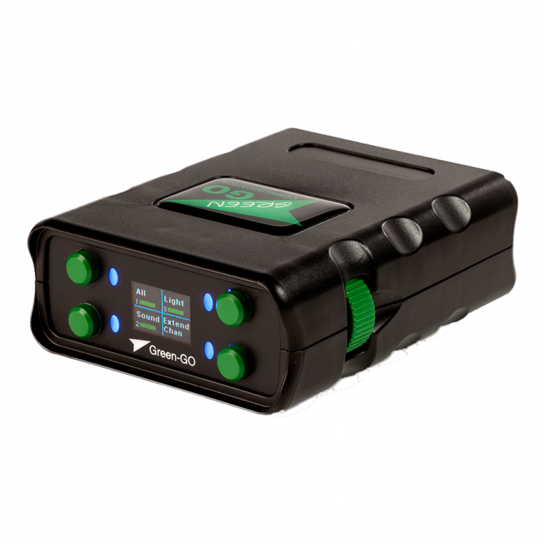 Ein schwarzes elektronisches Gerät in rechteckiger Form mit einem kleinen Bildschirm mit der Anzeige „Green GO“ und mehreren grünen Knöpfen und blauen Lichtern auf der Vorderseite. Das Gerät ist kompakt und hat einen strukturierten Griff an den Seiten.