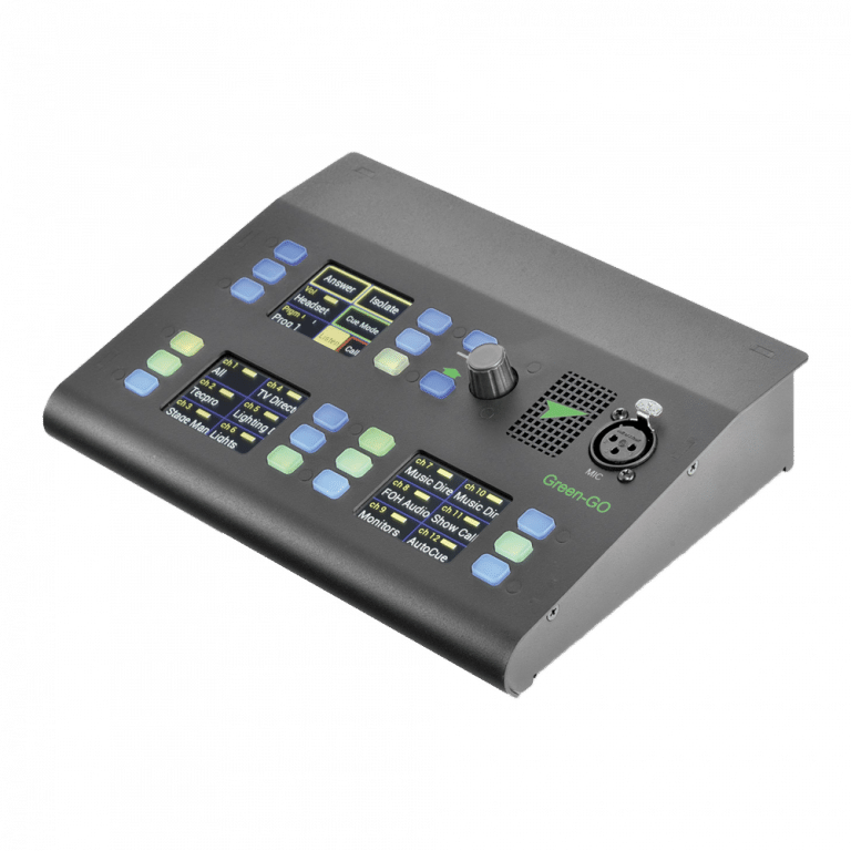 Ein schwarzes Audio-Bedienfeld mit mehreren Tasten, einem Drehknopf, einem kleinen Display und einem XLR-Anschluss. Das Bedienfeld zeigt verschiedene Beschriftungen und ist leicht geneigt, um Tiefe anzuzeigen.