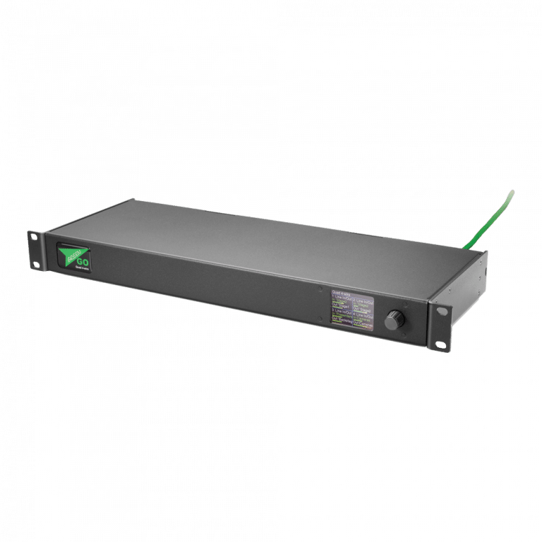 Eine horizontale schwarze Audio-Geräteeinheit mit einer digitalen Anzeige, einem grünen Logo und einem Bedienknopf auf der Vorderseite. Sie hat an jeder Seite Metallgriffe zur Befestigung und ein Netzkabel, das von der Rückseite abgeht.