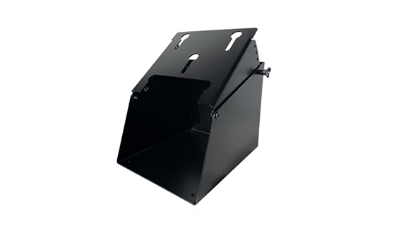 Schwarze Wandhalterung aus Metall mit geometrischem, eckigem Design. An der Oberseite befinden sich Schlüssellochschlitze zur Befestigung. Die Halterung ist offen, sodass sie vielseitig verwendet werden kann, und verfügt an einer Seite über eine Schraube zur sicheren Befestigung.