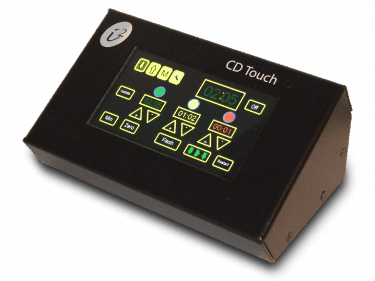 Ein kleines schwarzes Gerät mit der Aufschrift „CD Touch“ und einem digitalen Bildschirm, auf dem verschiedene Bedienelemente, Symbole und ein auf 02:05 eingestellter Timer angezeigt werden. Die Benutzeroberfläche umfasst Schaltflächen für Wiedergabe, Pause und Einstellungen.
