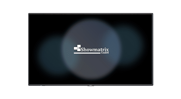 Ein Anzeigebildschirm, in dessen Mitte das Logo der Showmatrix GmbH zu sehen ist, mit dunklem Hintergrund und sanften Lichteffekten, die einen Heiligenschein-ähnlichen Eindruck erzeugen.