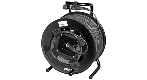 Eine schwarze Kabeltrommel mit einem langen Spiralkabel ist auf einem Metallrahmen montiert. Die Trommel hat einen Stecker am Ende des Kabels und verfügt oben über einen Griff zum einfachen Tragen.